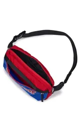 Riñonera JanSport Washington Waistpack, color azul con detalles en rojo y negro. Logo de la marca estampado en el frente.