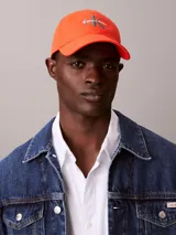 Gorra Calvin Klein Jeans con visera curva, cierre ajustable en la parte posterior y logotipo de la marca bordado en el frente.