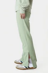 Pantalón negro de tiro alto, con tajo en el costado y pierna ancha.