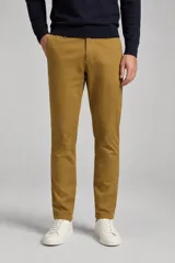 Pantalón tipo chino de corte recto, color tostado, con cierre frontal de cremallera y botón, y bolsillos laterales y traseros.