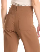 Pantalón wide leg negro de tiro alto, con pretina con pasadores, botón y cierre. Incluye bolsillos en la parte delantera y trasera.