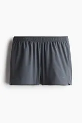 Short de running confeccionado en tejido funcional con tecnología DryMove que absorbe el sudor. Presenta corte estándar, cintura elástica con cordón de ajuste oculto, bolsillos laterales con cierre y suspensor interior de malla. Incluye aberturas laterales y detalle de logo reflectante.