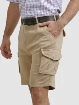 Bermuda color beige, estilo cargo, con bolsillos laterales con solapa y cierre de botón. Incluye cinturón de cuero marrón.