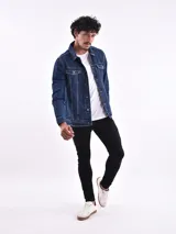 Campera de jean azul de hombre, con cuello camisero, cierre frontal de botones y bolsillos a la altura del pecho.