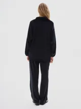 Pantalón de terciopelo negro con corte oversized, silueta amplia y caída fluida. Cuenta con bolsillos laterales y cintura elástica con cordón ajustable.