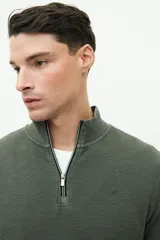 Buzo azul de felpa con medio cierre frontal, cuello alto y logo de goma en el pecho.