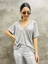 Blusa plateada de mangas cortas y escote en V.