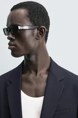 Blazer de corte regular fit confeccionado en tejido con lana. Presenta cuello con solapas de muesca, cierre frontal de un botón, bolsillos de vivo en el pecho y en la cadera, y aberturas en la espalda.