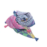 Bufanda larga rectangular de gasa sintética liviana, con estampado multicolor de motivos geométricos y borlas decorativas en los extremos.