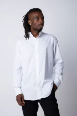 Camisa de manga larga en tela popelín color blanco, con cuello mao y cierre frontal de botones.