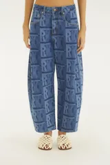 Pantalón de jean estilo barrel, color azul, con estampado geométrico de monogramas. Presenta tiro alto y corte ancho y curvo en las piernas.