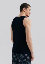 Musculosa blanca de corte slim, confeccionada en tela acanalada (tejido de punto con textura de canalé).