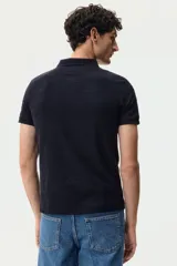 Remera polo de manga corta en punto jacquard de mezcla de algodón, con cuello clásico y tapeta de dos botones. Presenta un corte entallado slim fit.