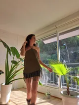 Top color verde militar, con escote halter y flecos en el ruedo.