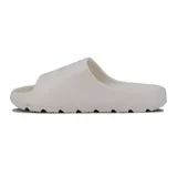 Chanclas de una sola pieza marca Diadora modelo Bali, color beige claro, con suela ancha texturizada y el logo de la marca estampado en el empeine.