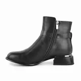 Bota corta negra de cuero sintético con detalle de hebilla y aplique metálico en el lateral.