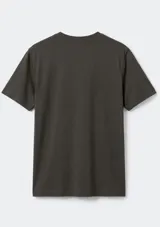 Remera básica de color azul, con mangas cortas y cuello en V, de corte recto y ajuste cómodo.