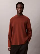 Sweater Calvin Klein de corte boxy y ajuste relajado, confeccionado en tejido de punto técnico. Presenta cuello semi alto y mangas largas con detalle de contraste en los puños.