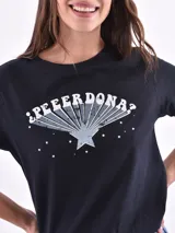 Remera blanca de manga corta y cuello redondo, con estampa frontal ilustrada de una mujer con boina y vestido con patrón animal print.