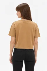 Remera de manga corta de algodón, de corte ancho y cuello a la base en color blanco.
