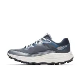 Championes de trail running Merrell modelo Agility Peak 6, color azul y gris con suela blanca y negra. Presentan parte superior de malla transpirable con detalles en TPU, cordones blancos y logo de la marca en el lateral.