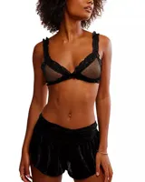 Bralette de encaje negro con malla transparente de puntos y ribetes de volantes en los bordes.