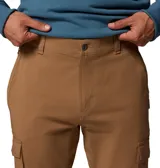 Pantalón cargo color marrón, confeccionado en tejido de algodón elástico. Presenta bolsillos laterales de carga con cierre a presión, bolsillos traseros, bolsillo de seguridad con cremallera y bolsillos para las manos reforzados. Incluye trabillas para cinturón, presilla utilitaria y detalle reflectante en los puños.