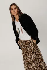 Camisa negra de terciopelo con corte estilo jean, bolsillo en la parte delantera y botones símil metal color oro viejo.