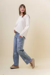 Pantalón de jean de corte recto y relajado, con tiro medio-alto. Presenta un estampado floral sutil en tonos claros sobre la base de denim azul y cuenta con interior forrado para mayor abrigo.