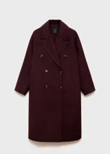 Abrigo largo de corte oversize en color bordó, con cuello de solapa con muesca, cierre de doble botonadura y dos bolsillos laterales. Confeccionado en tejido mezcla de lana.