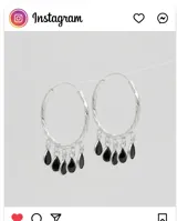 Caravanas de aro de plata 925 con diseño trenzado y dijes colgantes en forma de lágrima con cristales negros.