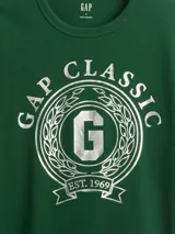 Remera de manga corta, cuello redondo, color gris melange, con estampado frontal en rojo que dice "GAP SPORT SAN FRANCISCO EST. 1969".