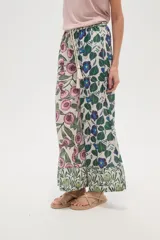 Pantalón de rayon estampado con corte relaxed y cintura con cordón.