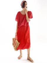 Vestido rojo de lino con capas de seda.