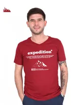 Remera bordó con escote en V, manga corta y estampado frontal con la palabra "expedition" junto a un diseño gráfico de montaña y texto.
