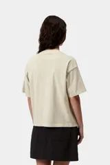 Remera Carhartt WIP modelo Nelson de manga corta, color gris oscuro con efecto lavado, corte holgado y silueta corta. Cuenta con cuello redondo y una etiqueta cuadrada tejida en el pecho izquierdo.