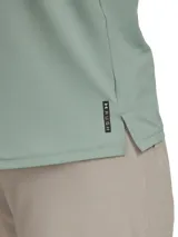 Remera de entrenamiento Under Armour de manga corta, confeccionada en tejido técnico elástico de secado rápido con tecnología de control de olores. Presenta cuello redondo y bajo con aberturas laterales.