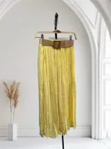 Pollera larga con forro y cinto de rafia.