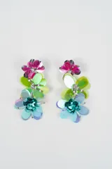 Aros colgantes con diseño floral compuesto por capas de lentejuelas en tonos fucsia, verde y azul, con detalles de cristales y mostacillas.