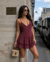 Vestido corto bordó con escote en V, breteles finos y falda de doble volado.