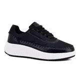 Championes negros de Korium, con cordones y suela blanca con diseño acanalado.