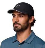 Gorra deportiva Columbia color negro, confeccionada con tejido perforado con láser para mayor ventilación, tecnología de enfriamiento y absorción de humedad, con cordón ajustable en la parte posterior.