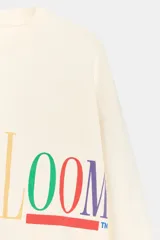 Remera de manga larga color crudo con cuello redondo y estampa frontal multicolor con el logotipo de Fruit of the Loom.