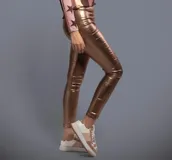 Pantalón chupín de gabardina con spandex color cobre vintage, con acabado metalizado y cintura elastizada.
