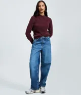 Blusa de manga larga confeccionada en tejido de chenille, con cuello alto y ajuste al cuerpo.