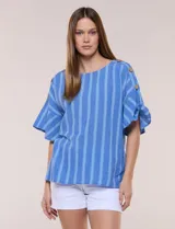 Blusa de corte cuadrado y silueta amplia, color azul con diseño de rayas verticales en tonos más claros. Cuenta con cuello redondo y mangas cortas acampanadas, decoradas con una hilera de botones de madera sobre los hombros.