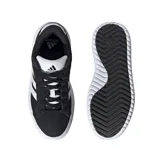 Championes Adidas modelo Grand Court Platform, de diseño urbano con plataforma. Presenta un exterior de color negro con las icónicas tres tiras laterales en blanco y detalle en el talón. Cuenta con una suela de plataforma gruesa de EVA que proporciona amortiguación y estilo.