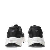 Championes de running New Balance modelo Kaiha, color negro con entresuela blanca y detalles en tono rosado pálido. Presentan un diseño de malla transpirable con el logo N característico en el lateral.
