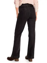 Jeans de tiro alto con corte bootcut, confeccionados en denim color gris oscuro. Presentan un diseño con doble hilera de botones frontales y costuras verticales decorativas a lo largo de las piernas.