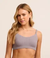 Soutien modelo top, hecho en microfibra color verde agua. Prenda sin relleno, con aro, sin costura y con textura acanalada.